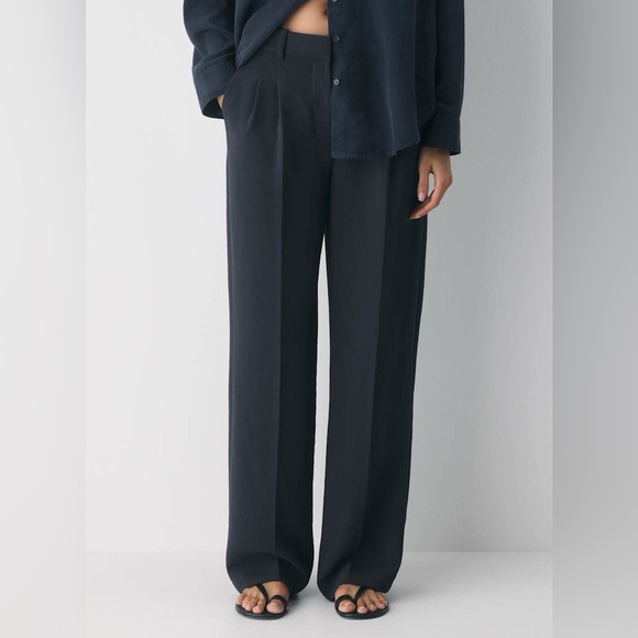 Aritzia Wilfred The Effortless Pant™ - Crepette™ Sz 2
Dark Night Navy - Picture 2 of 16